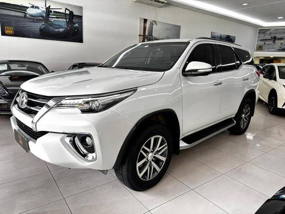 TOYOTA HILUX SW4 2.8 SRX 4X4 7 LUGARES 16V TURBO INTERCOOLER DIESEL 4P AUTOMÁTICO